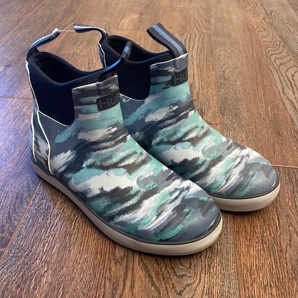 HUK Women’s “Performance Fishing” Deck Boots, Size 7. Blue/Green Multi. NWOT.